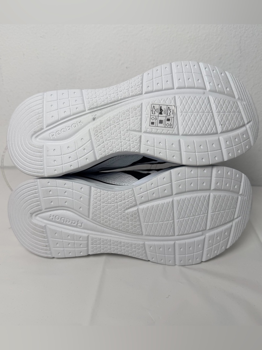 Reebok kids White Black Red Running Shoes size 4 - Picture 4 of 8
